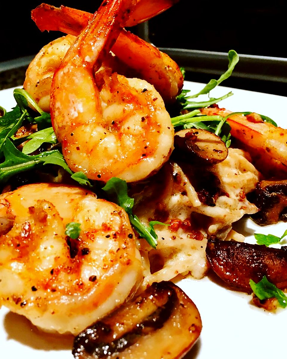 Seared shrimp with arugula and mushrooms